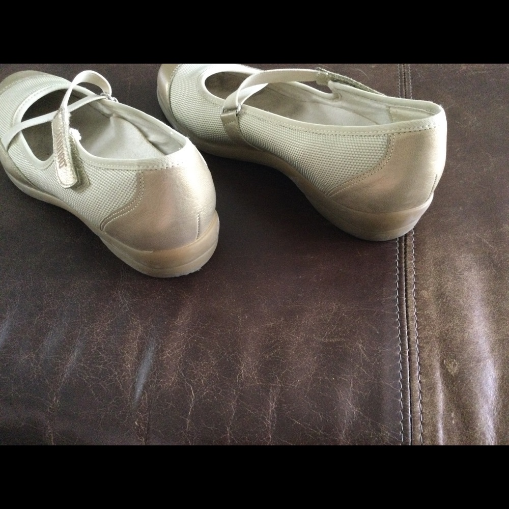 Munro Gold Leather & Mesh Flats Size 8M - Picture 3 of 7